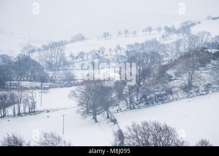 Pays de Galles Aberystwyth UK, dimanche 18 mars 2018 Royaume-Uni : Météo Aberystwyth et fermes dans les environs le réveillé d'une couverture de neige comme la "bête de l'Est 2' dans les socs, apportant un retour temporaire à un froid mordant les vents d'est et le blizzard pour de nombreuses régions du Royaume-Uni Photo © Keith Morris / Alamy Live News Banque D'Images