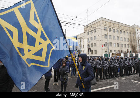 Kiev, Ukraine. 18 Mar, 2018. Les militants et les partisans des différents partis nationalistes ukrainiens bloquer le chemin pour les Russes qui veulent voter pour un président russe, lors d'une manifestation devant l'ambassade de Russie, à Kiev, Ukraine, le 18 mars 2018. Les nationalistes ukrainiens se sont rassemblés devant l'ambassade de Russie pour protester contre l'élection présidentielle russe dans un bureau de vote à l'ambassade de Russie. Crédit : Serg Glovny/ZUMA/Alamy Fil Live News Banque D'Images