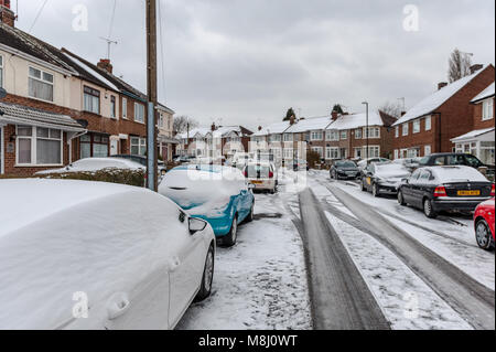 Coventry, Royaume-Uni. 18 mars 2018. Après une nuit de neige, les routes se sont tournées vers la glace, rendant les conditions de conduite très dangereuses. Un avertissement de temps d'ambre pour la neige et la glace est toujours en place avec des températures amèrement froides attendues pour le reste de la journée. Crédit : AG News/Alay Live News. Banque D'Images