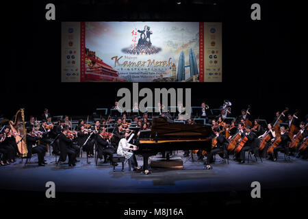 Kuala Lumpur, Malaisie. 17Th Mar, 2018. Pianiste malaisien Claudia Yang (avant) et les musiciens de l'Orchestre Symphonique National de Chine effectuer au cours de la 'route' et de la courroie d'Malaysia-China amitié piano concert symphonique en 3151 Budaya à Kuala Lumpur, Malaisie, le 17 mars 2018. Credit : Zhu Wei/Xinhua/Alamy Live News Banque D'Images