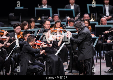 Kuala Lumpur, Malaisie. 17Th Mar, 2018. Orchestre Muhai Tang (R) et les musiciens de l'Orchestre Symphonique National de Chine effectuer au cours de la 'route' et de la courroie d'Malaysia-China amitié piano concert symphonique en 3151 Budaya à Kuala Lumpur, Malaisie, le 17 mars 2018. Credit : Zhu Wei/Xinhua/Alamy Live News Banque D'Images