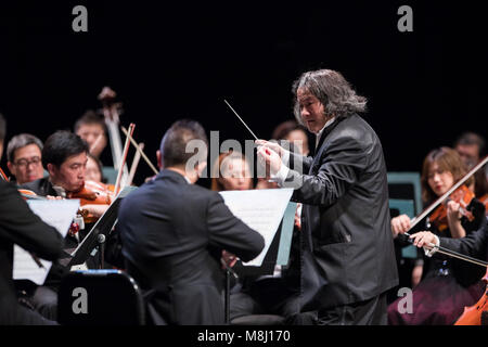 Kuala Lumpur, Malaisie. 17Th Mar, 2018. Orchestre Muhai Tang (R) et les musiciens de l'Orchestre Symphonique National de Chine effectuer au cours de la 'route' et de la courroie d'Malaysia-China amitié piano concert symphonique en 3151 Budaya à Kuala Lumpur, Malaisie, le 17 mars 2018. Credit : Zhu Wei/Xinhua/Alamy Live News Banque D'Images