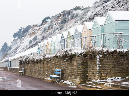 Bournemouth, Dorset, UK. 18 mars 2018. Météo France : bête de l'Est 2 apporte beaucoup de neige à la plage de Bournemouth - les cabanes de plage au crédit d'Alum Chine : Carolyn Jenkins/Alamy Live News Banque D'Images