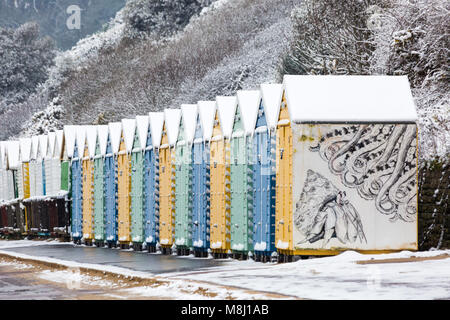 Bournemouth, Dorset, UK. 18 mars 2018. Météo France : bête de l'Est 2 apporte beaucoup de neige à la plage de Bournemouth - les cabanes de plage Crédit : Carolyn Jenkins/Alamy Live News Banque D'Images