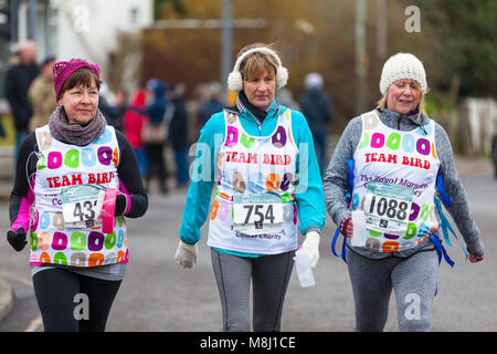 Hastings, East Sussex, UK. 18 Mar, 2018. Très froid avec un facteur éolien de -7°C et un ciel couvert ce matin ne sera pas gâcher le plaisir de ces coureurs de marathon la collecte de fonds pour la charité. Organisé par le Lions Club Hastings l'événement s'est passé depuis 1985. Un peu plus de 3000 participants se sont inscrits pour courir. Ce demi-marathon est considérée par certains comme un échauffement pour le marathon de Londres en avril. Crédit photo : Paul Lawrenson / Alamy Live News Banque D'Images