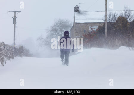 Barnard Castle, comté de Durham. Dimanche 18 mars 2018. Météo britannique. Les combats d'une femme dans la neige profonde et blizzard comme la bête de l'Est 2 bites dur dans le comté de Durham. David Forster/Alamy Live News Banque D'Images