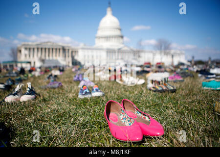 Beijing, USA. 13Th Mar, 2018. Représentant les chaussures d'enfants tués dans des fusillades en milieu scolaire depuis l'école élémentaire de Sandy Hook tournage en 2012 sont observés sur la pelouse devant le Capitole à Washington, DC, États-Unis, le 13 mars 2018. Un groupe d'activistes sur Mardi placé 7 000 paires de chaussures sur la pelouse en face du Congrès des États-Unis, pour protester contre l'inaction des législateurs face à de fréquentes fusillades en milieu scolaire dans le pays. Credit : Ting Shen/Xinhua/Alamy Live News Banque D'Images