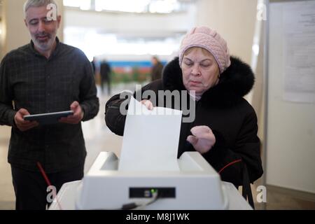 Moscou. 18 Mar, 2018. Une femme jette le vote à un bureau de scrutin à Moscou le 18 mars 2018. La Russie eu lieu des élections présidentielles de dimanche. Credit : Bai Xueqi/Xinhua/Alamy Live News Banque D'Images