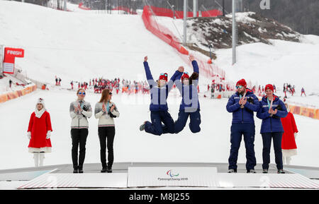 Pyeongchang, Corée du Sud. 18 Mar, 2018. 18 mars 2018, la Corée du Sud, Pyeongchang : Paralympiques, Jeongseon centre alpin : slalom femmes, handicapés visuels : Menna Fitzpatrick (C R, Royaume-Uni) célèbre avec sa guide Jennifer Kehoe après la prise d'or. Crédit : Jan Woitas/dpa-Zentralbild/dpa/Alamy Live News Banque D'Images