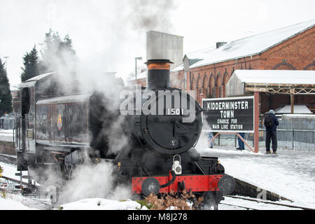 Kidderminster, UK. 18 mars, 2018. Severn Valley Railway crew et ignorer les amateurs de la neige pour profiter de la dernière journée de la Gala du printemps à Kidderminster. Prendre des photos mémorables ainsi que de voyager sur la ligne de chemin de fer à vapeur, qui s'exécute de Kidderminster à Bridgnorth, sont les seules choses sur l'esprit de ces heureux jours-trippers. Credit : Lee Hudson/Alamy Live News Banque D'Images