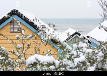 Bournemouth, Dorset, UK. 18 mars 2018. Météo France : bête de l'Est 2 apporte beaucoup de neige à la plage de Bournemouth - les cabanes de plage au crédit d'Alum Chine : Carolyn Jenkins/Alamy Live News Banque D'Images