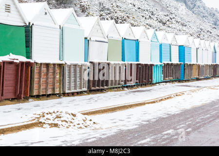 Bournemouth, Dorset, UK. 18 mars 2018. Météo France : bête de l'Est 2 apporte beaucoup de neige à la plage de Bournemouth - les cabanes de plage Crédit : Carolyn Jenkins/Alamy Live News Banque D'Images