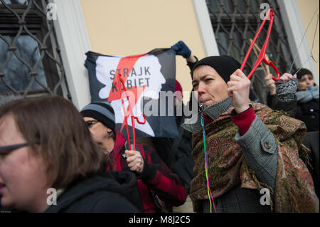 Cracovie, Pologne. 18 Mar, 2018. Les gens détiennent des cintres au cours de la protestation contre la proposition visant à restreindre l'avortement en face de l'archidiocèse de Cracovie.Le 14 mars, les évêques polonais ont demandé au gouvernement de lancer les travaux d'un projet de loi sur l'interdiction de l'avortement en raison de l'inamovibles défauts du fœtus. Le 19 mars, lundi le projet de loi sera débattu au Parlement. Credit : Omar Marques/SOPA Images/ZUMA/Alamy Fil Live News Banque D'Images