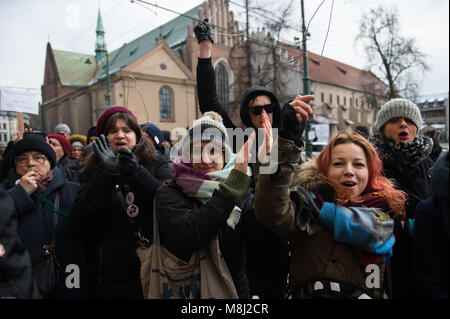 Cracovie, Pologne. 18 Mar, 2018. Vu les gens scandant des slogans qu'ils assistent à la protestation contre la proposition de restreindre l'avortement en face de l'archidiocèse de Cracovie.Le 14 mars, les évêques polonais ont demandé au gouvernement de lancer les travaux d'un projet de loi sur l'interdiction de l'avortement en raison de l'inamovibles défauts du fœtus. Le 19 mars, lundi le projet de loi sera débattu au Parlement. Credit : Omar Marques/SOPA Images/ZUMA/Alamy Fil Live News Banque D'Images