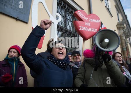 Cracovie, Pologne. 18 Mar, 2018. Vu les gens scandant des slogans qu'ils assistent à la protestation contre la proposition de restreindre l'avortement en face de l'archidiocèse de Cracovie.Le 14 mars, les évêques polonais ont demandé au gouvernement de lancer les travaux d'un projet de loi sur l'interdiction de l'avortement en raison de l'inamovibles défauts du fœtus. Le 19 mars, lundi le projet de loi sera débattu au Parlement. Credit : Omar Marques/SOPA Images/ZUMA/Alamy Fil Live News Banque D'Images