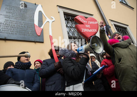 Cracovie, Pologne. 18 Mar, 2018. Vu les gens scandant des slogans qu'ils assistent à la protestation contre la proposition de restreindre l'avortement en face de l'archidiocèse de Cracovie.Le 14 mars, les évêques polonais ont demandé au gouvernement de lancer les travaux d'un projet de loi sur l'interdiction de l'avortement en raison de l'inamovibles défauts du fœtus. Le 19 mars, lundi le projet de loi sera débattu au Parlement. Credit : Omar Marques/SOPA Images/ZUMA/Alamy Fil Live News Banque D'Images