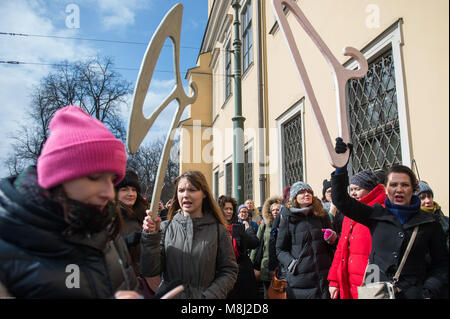 Cracovie, Pologne. 18 Mar, 2018. Les gens vu la tenue pendant la protestation contre cintres proposition visant à restreindre l'avortement en face de l'archidiocèse de Cracovie.Le 14 mars, les évêques polonais ont demandé au gouvernement de lancer les travaux d'un projet de loi sur l'interdiction de l'avortement en raison de l'inamovibles défauts du fœtus. Le 19 mars, lundi le projet de loi sera débattu au Parlement. Credit : Omar Marques/SOPA Images/ZUMA/Alamy Fil Live News Banque D'Images