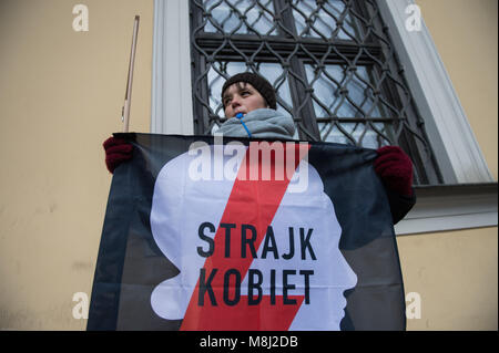 Cracovie, Pologne. 18 Mar, 2018. Vu une femme tenant un drapeau d'une organisation féministe au cours de la protestation contre la proposition visant à restreindre l'avortement en face de l'archidiocèse de Cracovie.Le 14 mars, les évêques polonais ont demandé au gouvernement de lancer les travaux d'un projet de loi sur l'interdiction de l'avortement en raison de l'inamovibles défauts du fœtus. Le 19 mars, lundi le projet de loi sera débattu au Parlement. Credit : Omar Marques/SOPA Images/ZUMA/Alamy Fil Live News Banque D'Images