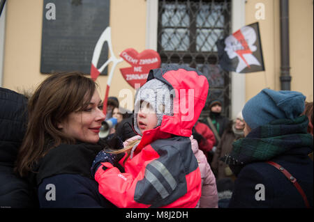 Cracovie, Pologne. 18 Mar, 2018. Les gens assistent à une protestation contre la proposition de restreindre l'avortement en face de l'archidiocèse de Cracovie, Cracovie.Le 14 mars, les évêques polonais ont demandé au gouvernement de lancer les travaux d'un projet de loi sur l'interdiction de l'avortement en raison de l'inamovibles défauts du fœtus. Le 19 mars, lundi le projet de loi sera débattu au Parlement. Credit : Omar Marques/SOPA Images/ZUMA/Alamy Fil Live News Banque D'Images