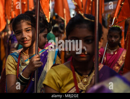 Mumbai, Inde. 18 Mar, 2018. Les gens portent des vêtements traditionnels indiens alors qu'ils célèbrent Gudi Padwa, la nouvelle année de Maharashtrians, à Mumbai, Inde, le 18 mars 2018. Credit : Stringer/Xinhua/Alamy Live News Banque D'Images