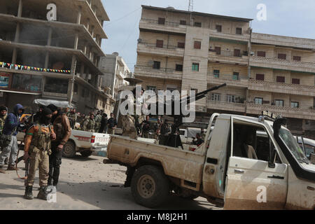 Afrin. 18 Mar, 2018. L'Armée syrienne libre fighters sont vus dans la ville, la Syrie, l'Afrin le 18 mars 2018. Les troupes turques et les rebelles syriens ont pris l'Afrin centre-ville sous contrôle après deux mois de combats, le Président turc, Recep Tayyip Erdogan, a dit dimanche. Source : Xinhua/Alamy Live News Banque D'Images