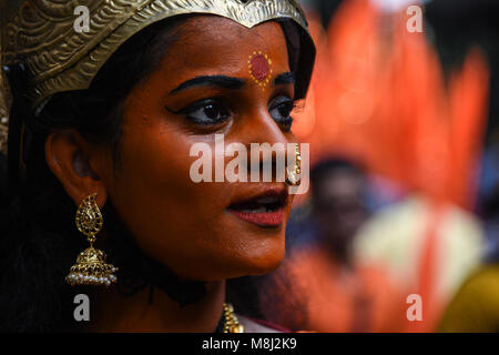 Mumbai, Inde. 18 Mar, 2018. Les gens portent des vêtements traditionnels indiens alors qu'ils célèbrent Gudi Padwa, la nouvelle année de Maharashtrians, à Mumbai, Inde, le 18 mars 2018. Credit : Stringer/Xinhua/Alamy Live News Banque D'Images