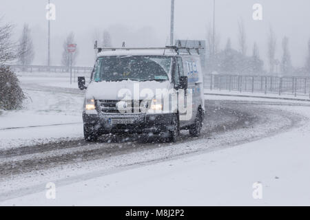 Celbridge, comté de Kildare, Irlande. 18 Mar, 2018. Conditions de conduite difficiles en raison de fortes chutes de neige sur la route N4 près de Meknès, dans le comté de Kildare, Irlande Banque D'Images