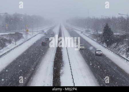 Celbridge, comté de Kildare, Irlande. 18 Mar, 2018. Conditions de conduite difficiles en raison de fortes chutes de neige sur la route N4 près de Meknès, dans le comté de Kildare, Irlande Banque D'Images