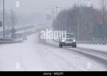 Celbridge, comté de Kildare, Irlande. 18 Mar, 2018. Conditions de conduite difficiles en raison de fortes chutes de neige sur la route N4 près de Meknès, dans le comté de Kildare, Irlande Banque D'Images