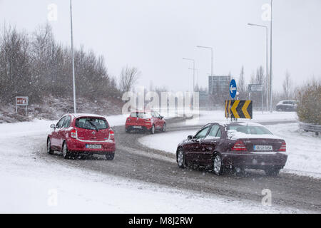 Celbridge, comté de Kildare, Irlande. 18 Mar, 2018. Conditions de conduite difficiles en raison de fortes chutes de neige sur la route N4 près de Meknès, dans le comté de Kildare, Irlande Banque D'Images