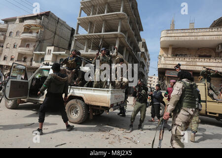 Afrin. 18 Mar, 2018. L'Armée syrienne libre fighters sont vus dans la ville, la Syrie, l'Afrin le 18 mars 2018. Les troupes turques et les rebelles syriens ont pris l'Afrin centre-ville sous contrôle après deux mois de combats, le Président turc, Recep Tayyip Erdogan, a dit dimanche. Source : Xinhua/Alamy Live News Banque D'Images