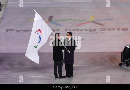 Pyeongchang, Corée du Sud. 18 Mar, 2018. Chen Jining (R), maire de Beijing, Chine, reçoit le drapeau paralympique d'Andrew Parsons, président du Comité International Paralympique, lors de la cérémonie de clôture des Jeux paralympiques d'hiver de PyeongChang 2018 tenue au Stade olympique de PyeongChang, Corée du Sud, le 18 mars 2018. Credit : Xia Yifang/Xinhua/Alamy Live News Banque D'Images