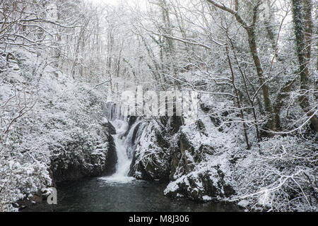 Météo : Neige au Royaume-Uni,four,Ceredigion Pays de Galles,Royaume-Uni. Bête de l'Est 2, ce qui porte la neige à la campagne rurale hameau du four.Avec la pittoresque (Afon),River Einion,avec le pays de Galles Coast Path sur ses berges Crédit : Paul Quayle/Alamy Live News Banque D'Images