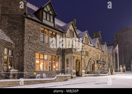 UK - les 'anciens' de Bell, le plus vieil hôtel de l'Angleterre, dans la ville de Malmesbury, Wiltshire est couvert par une mince couche de neige comme conditions hivernales retour à la sud-ouest de l'Angleterre. Credit : Terry Mathews/Alamy Live News Banque D'Images