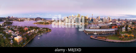 De soleil colorés sur la ville de Sydney CBD landmarks de North Sydney à Barangaroo à Darling Harbour à l'échelle aérienne panorama. Banque D'Images