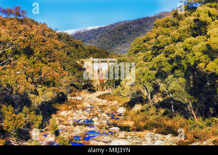 Barrage de la rivière Snowy Guthega sur volets ruisseau de montagne d'eau dans le cadre de l'hydro électricité Snowy scheme de NSW, Australie. Evergreen gum-tre Banque D'Images