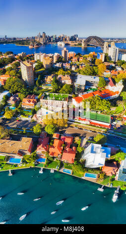 Antenne verticale panorama de la ville de Sydney à partir de la Basse-Côte-Nord local suburb Kirribilli vers de lointains CBD landmarks sur Harbor Shores. Banque D'Images