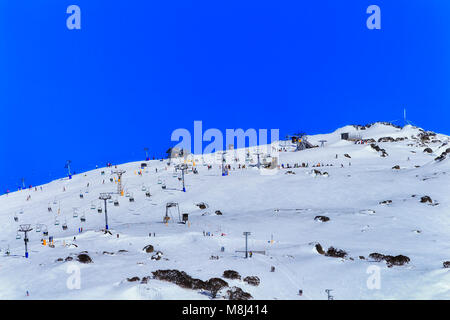 Perither retour pic de montagne et de l'infrastructure de télésièges réunissant les skieurs et les surfeurs jusqu'au sommet pendant les pics de neige de l'hiver saison sportive Banque D'Images