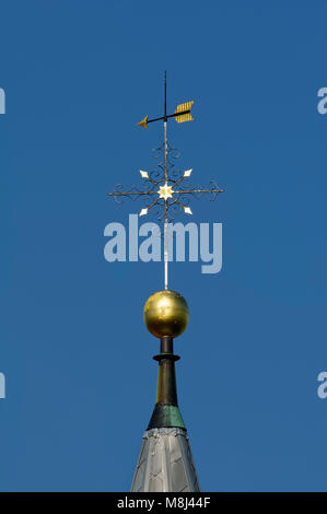 Steepletop avec croix de l'église luthérienne de Feldstetten (partie de Laichingen) sur les Alpes soubaises, Alb-Donau District, Bade-Wurtemberg, Allemagne Banque D'Images