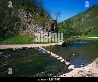 Les jalons de l'autre côté de la rivière Dove,Dovedale Derbyshire, Angleterre Royaume-uni Banque D'Images