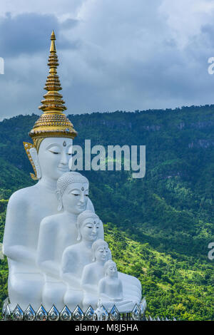 Cinq images de Bouddha blanc à Phasornkaew temple bouddhiste, en destination de voyage, Thaïlande Phetchabun Banque D'Images