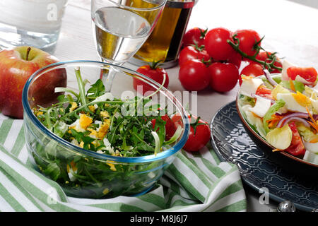 Salade de pissenlit délicieux dans un bol en verre Banque D'Images