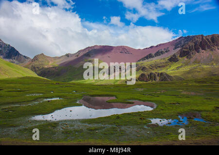 Vue imprenable sur les andes péruviennes paysage sur le chemin jusqu'à la montagne de l'arc-en-ciel Banque D'Images