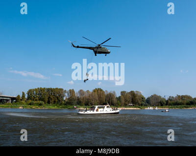 Varsovie, Pologne - 13 septembre 2014 : GROM Polonais montrent des forces spéciales à bord d'un bateau avec les terroristes d'un hélicoptère. Banque D'Images