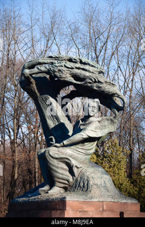 Chopin sous willow tree statue du célèbre compositeur polonais à Varsovie, Parc Lazienki (bains royaux) POLOGNE - 14 NOVEMBRE 2010 Banque D'Images