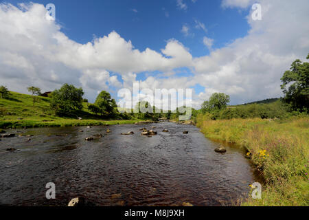 La belle rivière Wharfe dans près de Grassington Wharfedale, Yorkshire du Nord, Yorkshire Dales National Park, en Angleterre, sur une journée ensoleillée au début de l'automne Banque D'Images