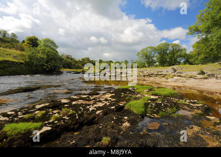 La belle rivière Wharfe dans près de Grassington Wharfedale, Yorkshire du Nord, Yorkshire Dales National Park, en Angleterre, sur une journée ensoleillée au début de l'automne Banque D'Images