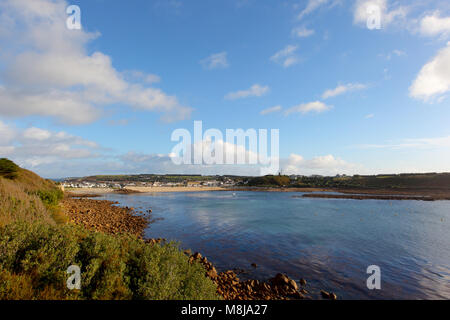 La vue depuis la plate-forme inférieure sur la garnison de Broome à Porthcressa Hugh Bay en direction de la ville de St Mary's, Îles Scilly, Angleterre Banque D'Images