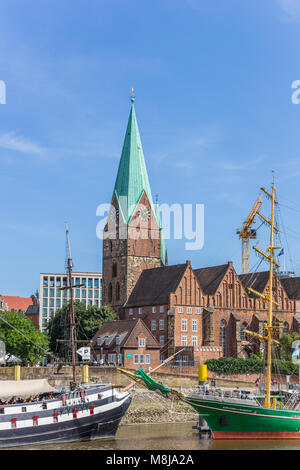 Église historique le long de la rivière Weser à Brême, Allemagne Banque D'Images