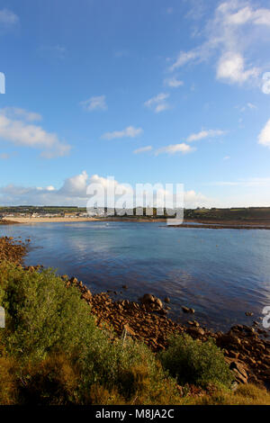 La vue depuis la plate-forme inférieure sur la garnison de Broome à Porthcressa Hugh Bay en direction de la ville de St Mary's, Îles Scilly, Angleterre Banque D'Images